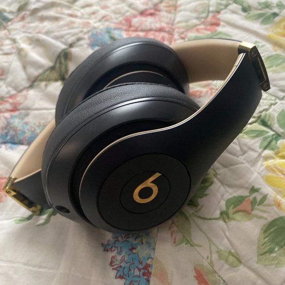 Beats by Dr. Dre Studio3 Wireless Over the Ear Headphones - Shadow Gray - Picture 2 of 5